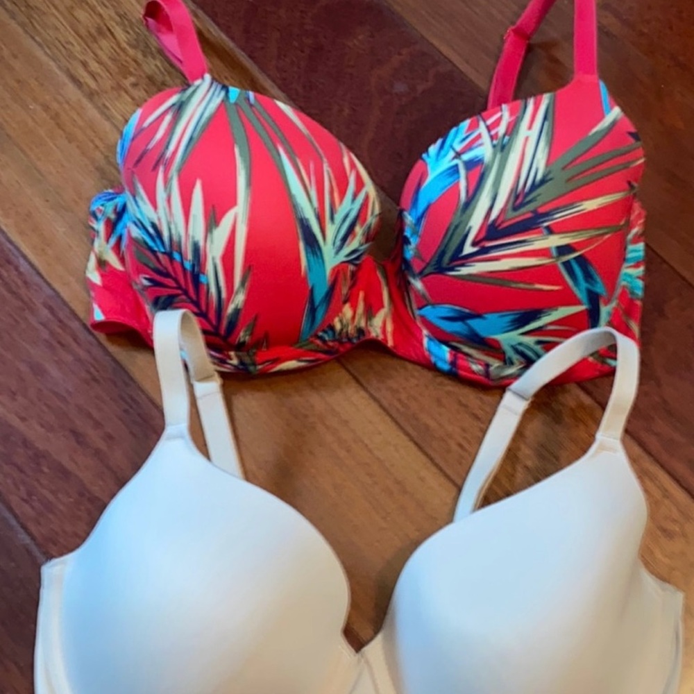Bundle- 36DD Victoria secret 2 bras